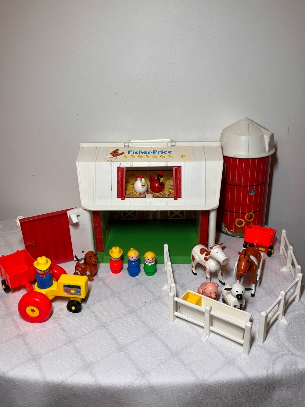 Fisher-Price vintage Little People Play Family Farm playset (set 915)
Vintage